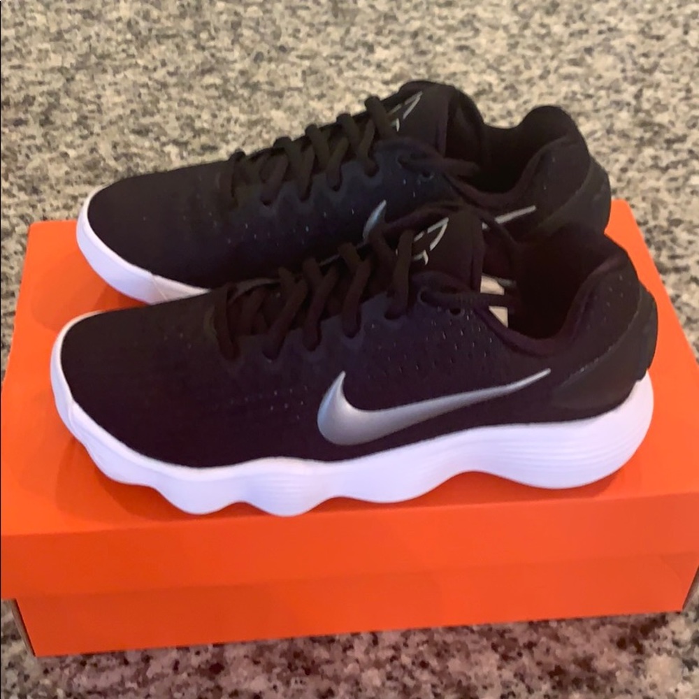 Nike women’s Hyperdunk Low basketball shoe-size 7